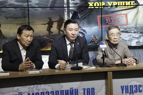 Түүхэн баримтыг дэлгэсэн “Нэг хүнийг тахин шүтэхийн хор уршиг” ном хэвлэлтээс гарлаа